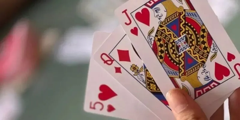 Cách chơi khi cầm bài 16 – 17 điểm trong game bài xì dách 